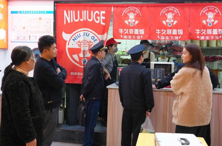 万载县市场监管局 开展网络餐饮“你点我检”守护群众“舌尖上的安全”